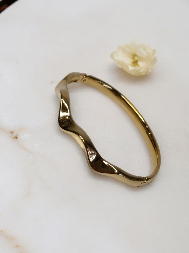 GOLDEN WAVE DESIGN BRACELET