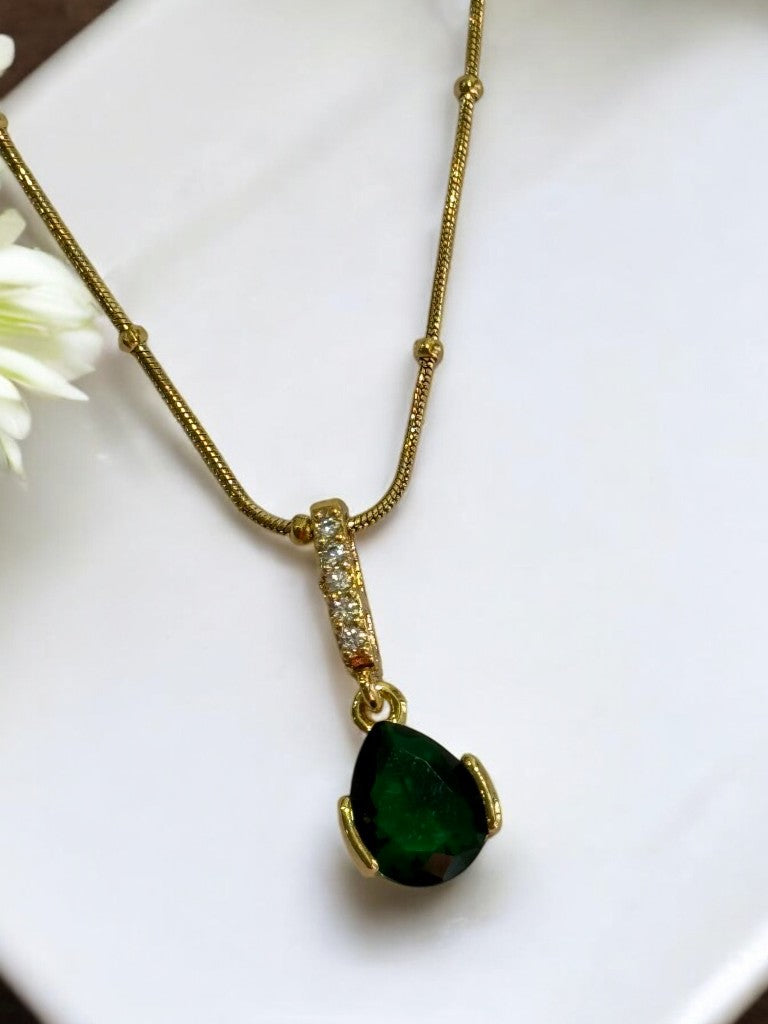 GOLDEN CHAIN WITH SPARKLING DIAMOND LINE AND GREEN DROP STONE
