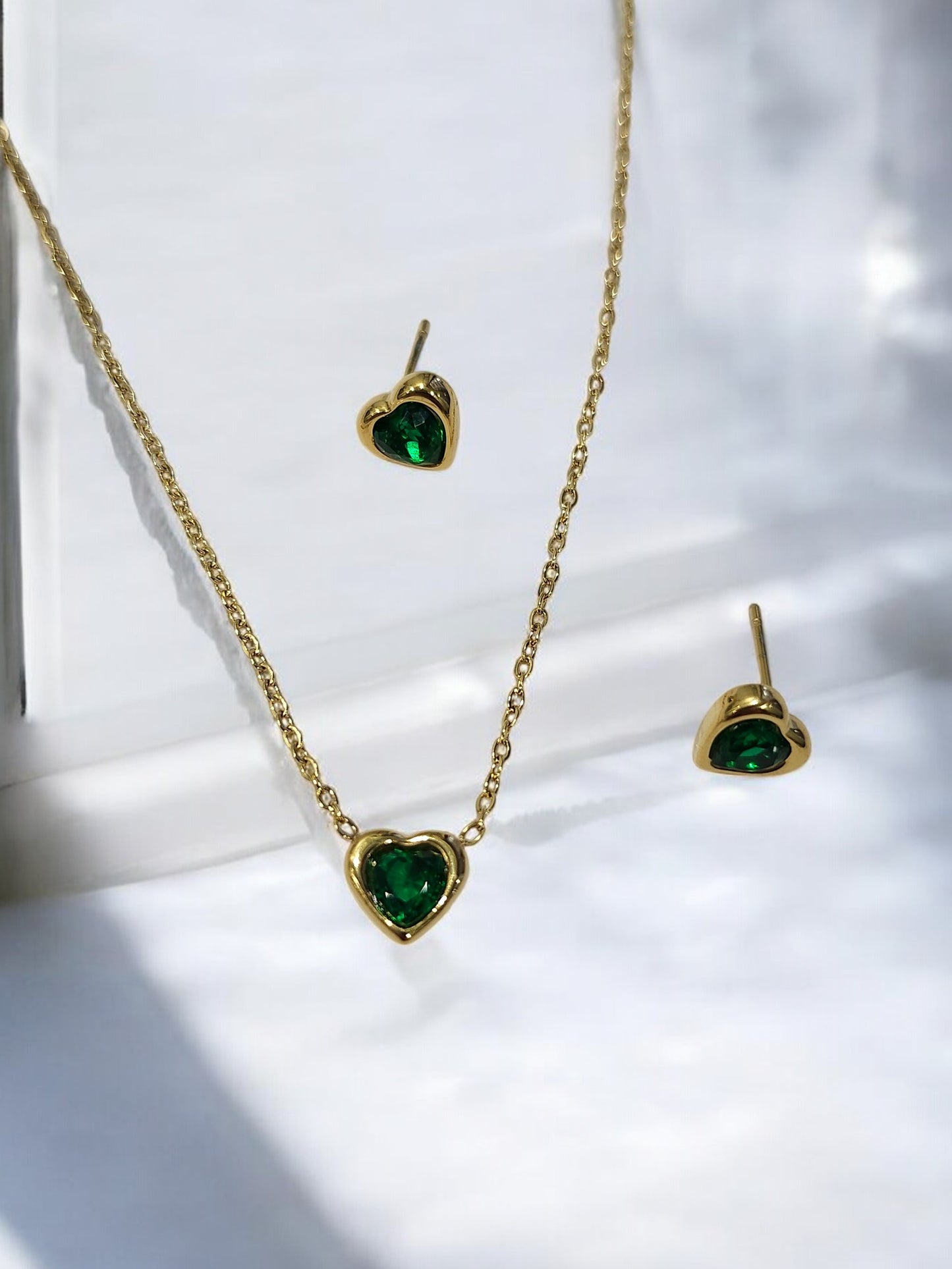 GOLDEN CHAIN, GREEN PENDENT, EARRING