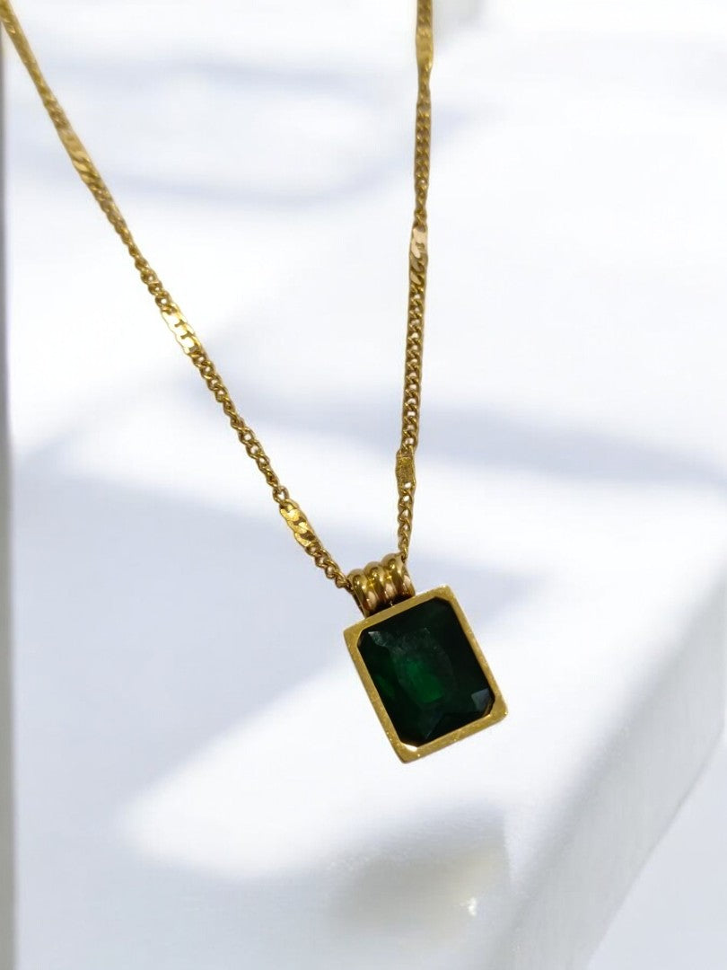 GREEN STONE PENDENT WITH GOLDEN CHAIN
