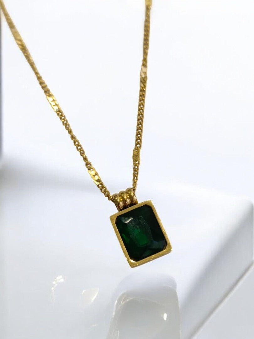 GREEN STONE PENDENT WITH GOLDEN CHAIN