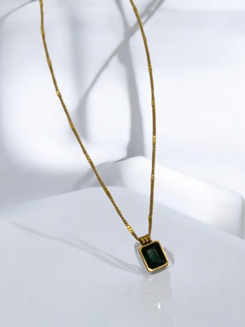 GREEN STONE PENDENT WITH GOLDEN CHAIN