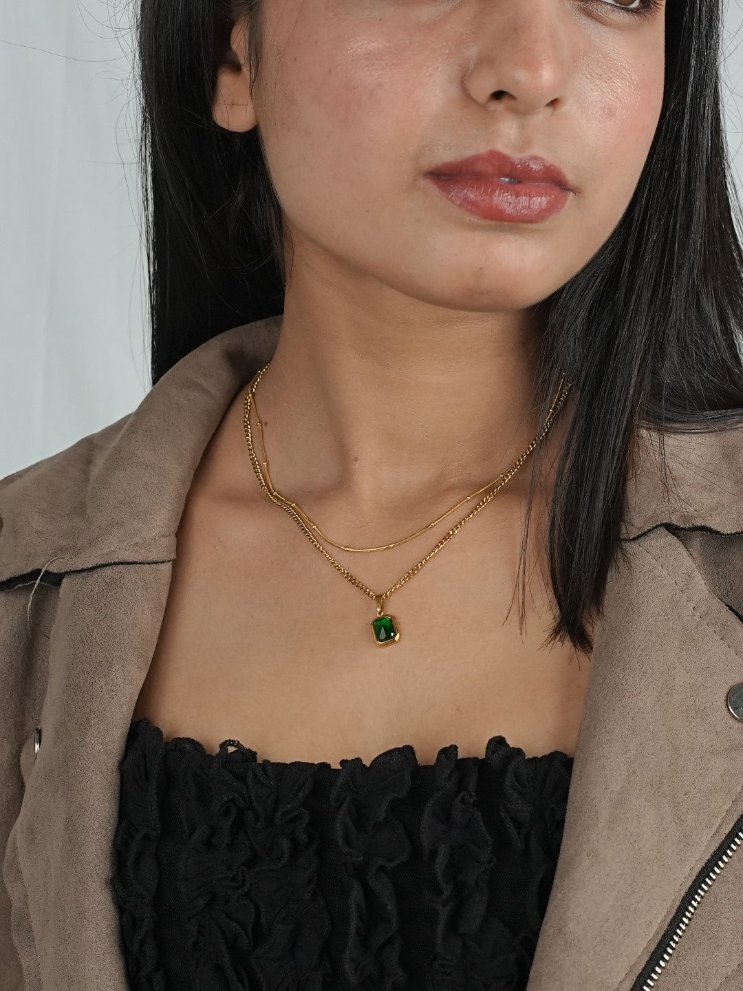 GREEN PENDENT WITH LAYERED GOLDEN CHAIN
