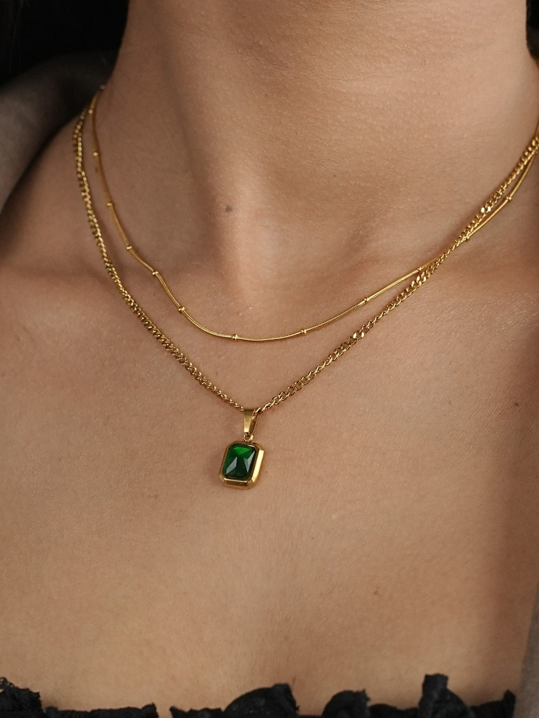 GREEN PENDENT WITH LAYERED GOLDEN CHAIN