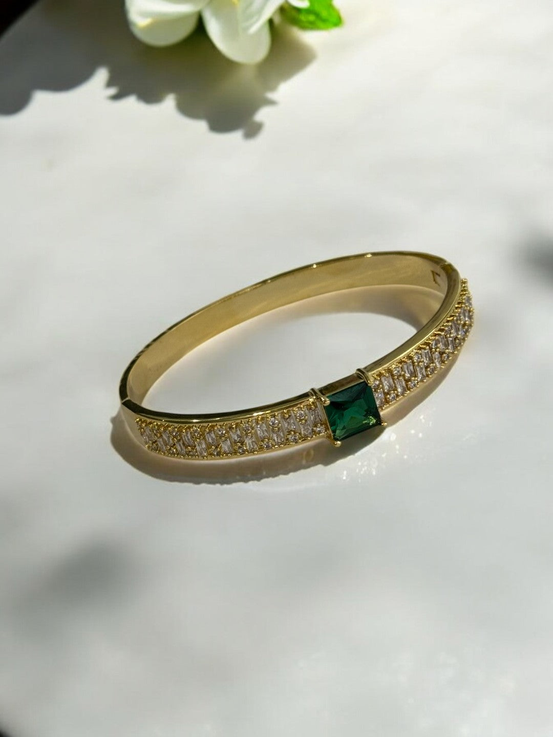 GOLDEN SHIMMERING DIAMOND AND EYE CATCHING GREEN STONE