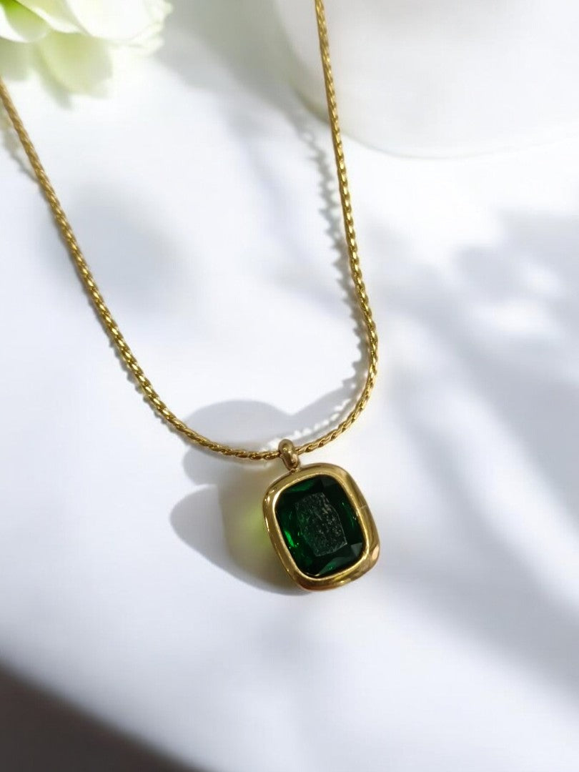 GOLDEN CHAIN WITH GREEN STONE PENDENT