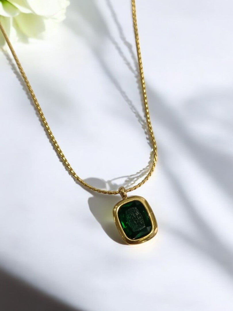 GOLDEN CHAIN WITH GREEN STONE PENDENT