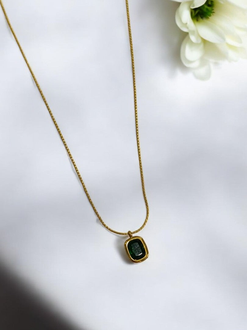 GOLDEN CHAIN WITH GREEN STONE PENDENT