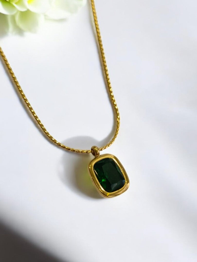 GOLDEN CHAIN WITH GREEN STONE PENDENT