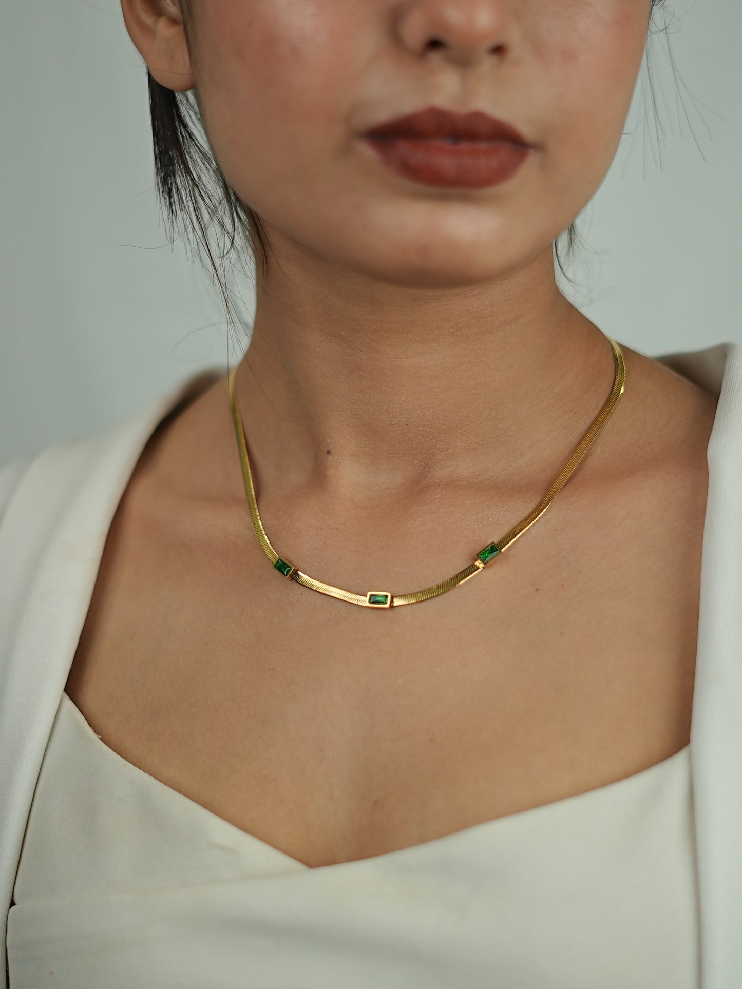 GREEN SMALL STONE WITH GOLDEN CHAIN