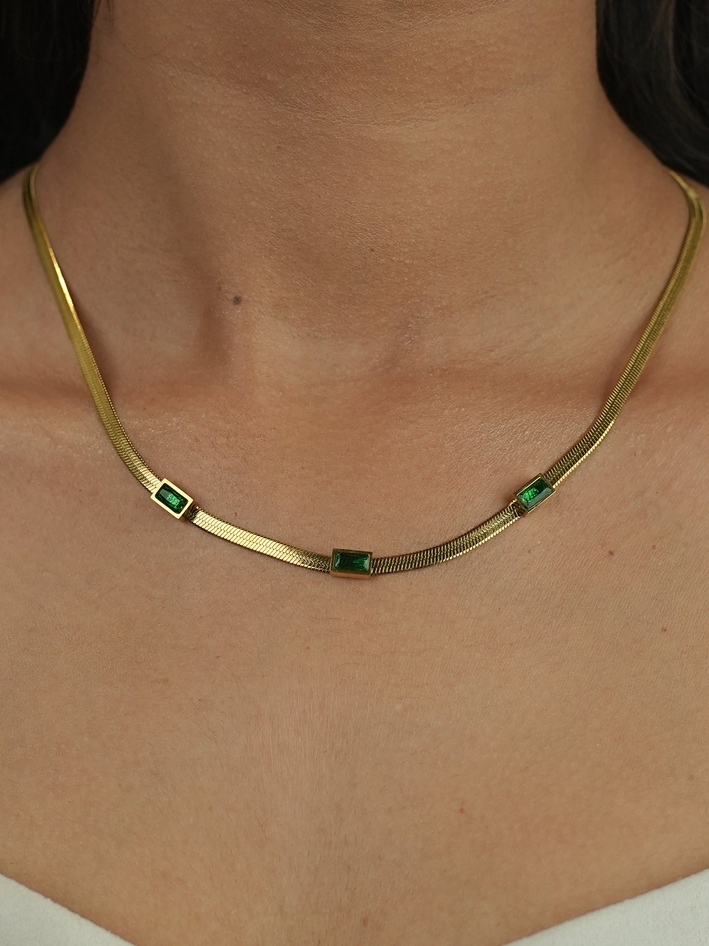 GREEN SMALL STONE WITH GOLDEN CHAIN