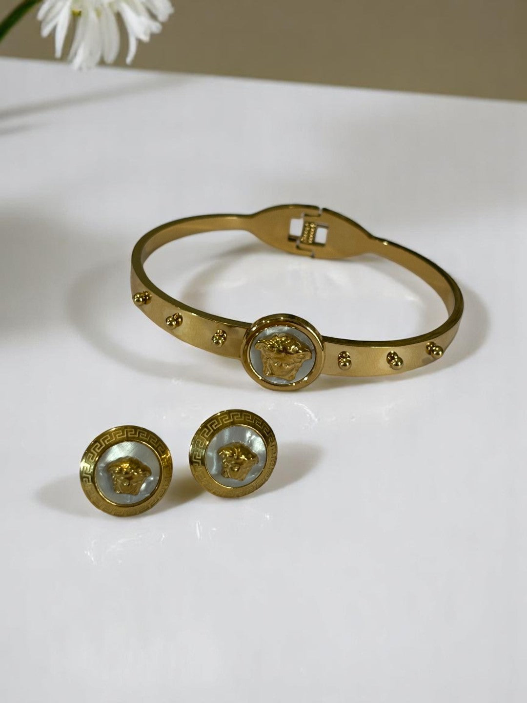 WHITE STEVEN EARRING AND BRACELET (COMBO)