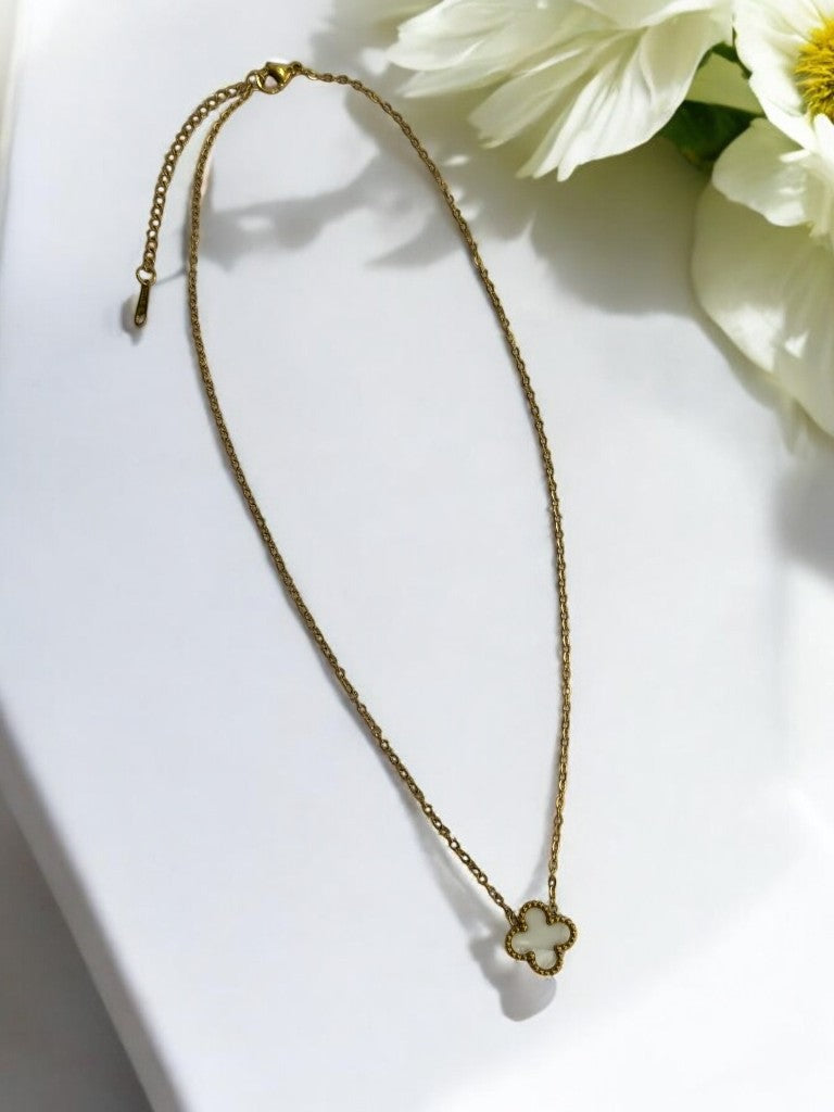WHITE CLOVER JENNY NECKLACE