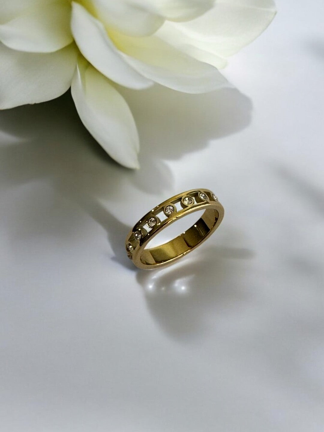 GOLD DIAMOND ASHRIK RING