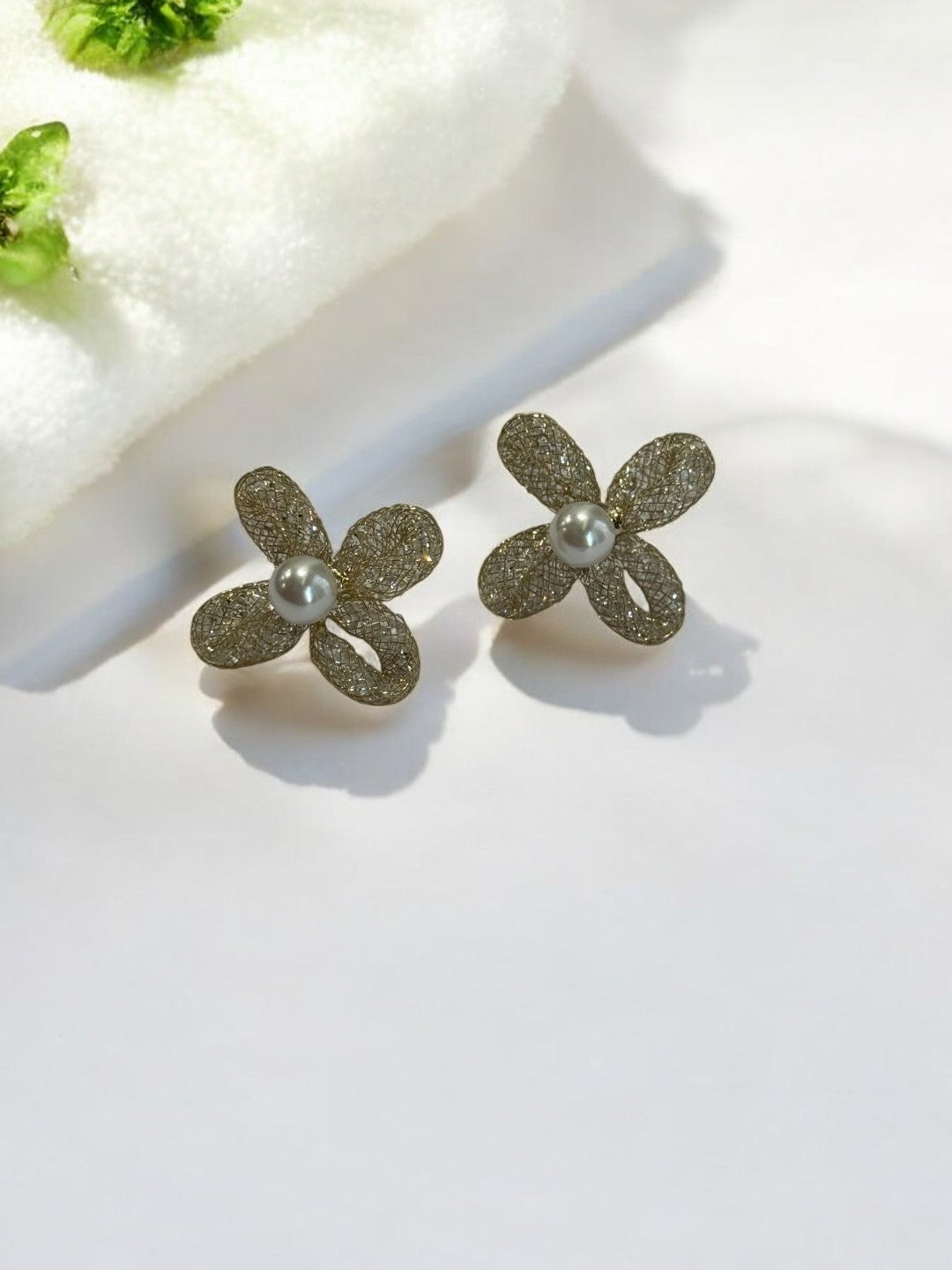 GOLDEN DIAMOND FLOWER ALANA EARRINGS
