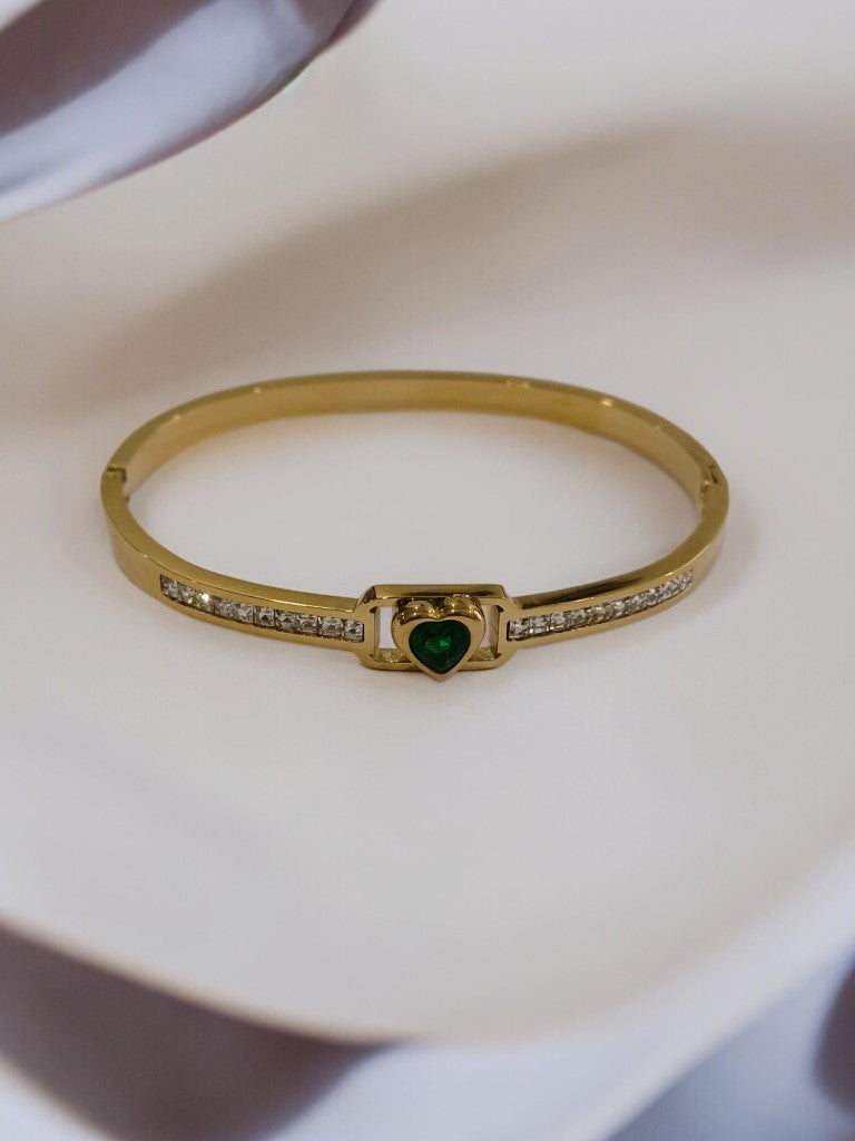 GREEN HEART HOLLY BRACELET