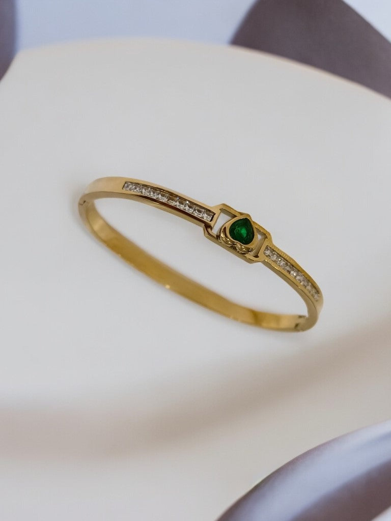GREEN HEART HOLLY BRACELET
