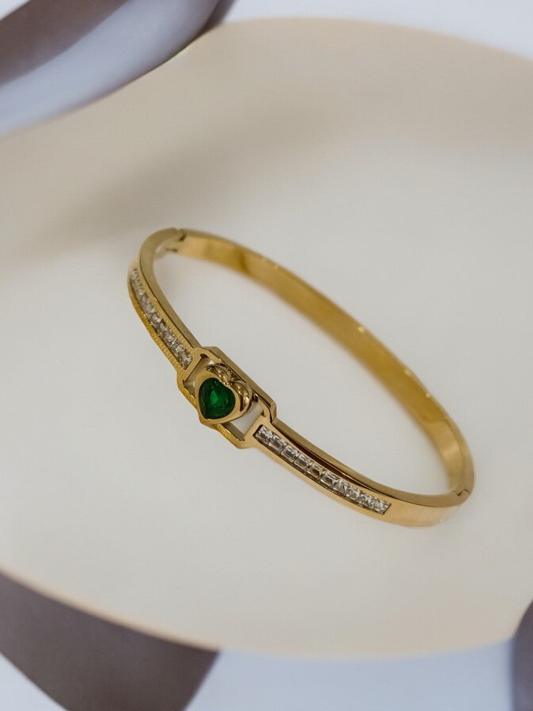 GREEN HEART HOLLY BRACELET