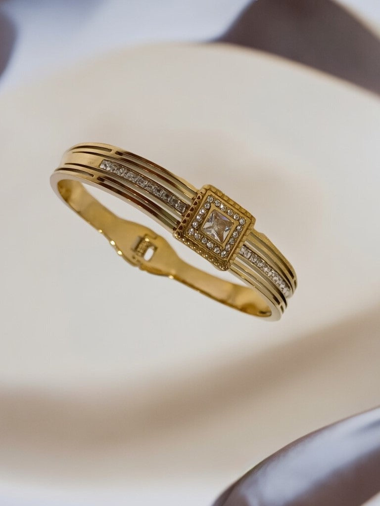 WHITE SQUARE GLENDA BRACELET