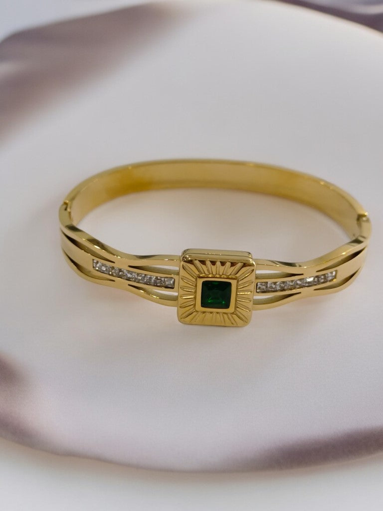 GREEN SQUARE BERRY BRACELET