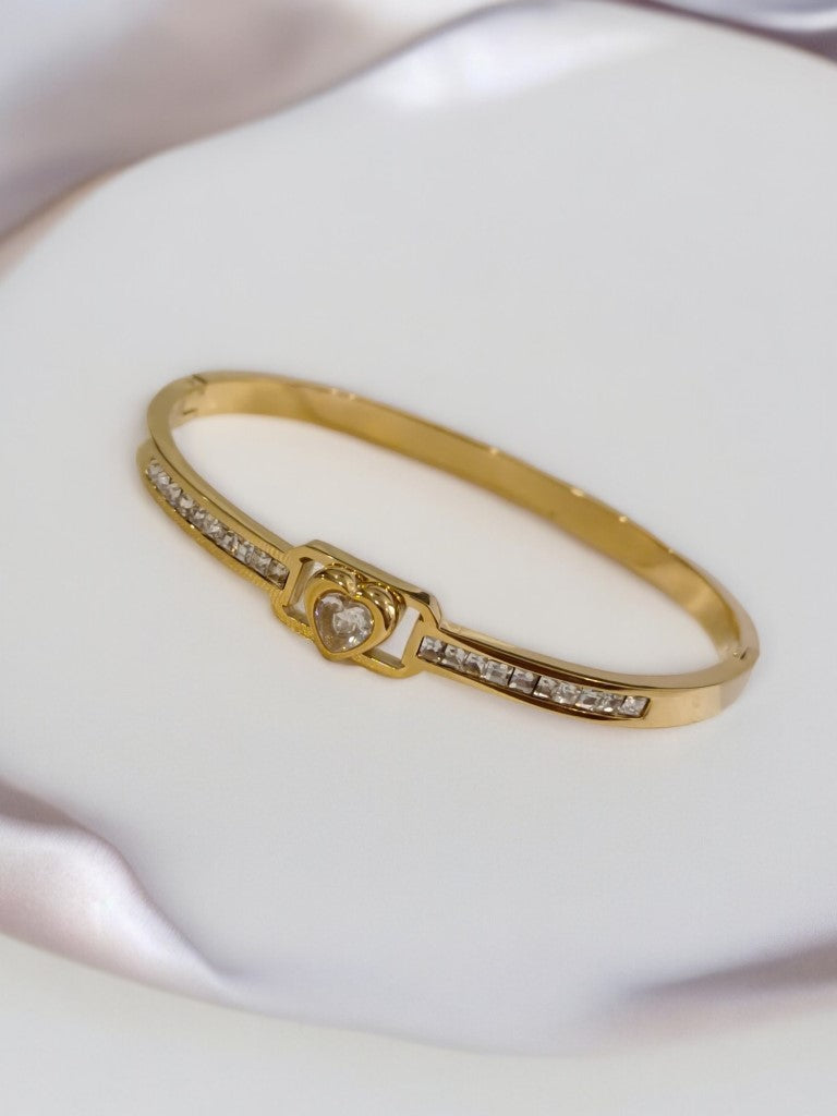 WHITE HEART HOLLY BRACELET