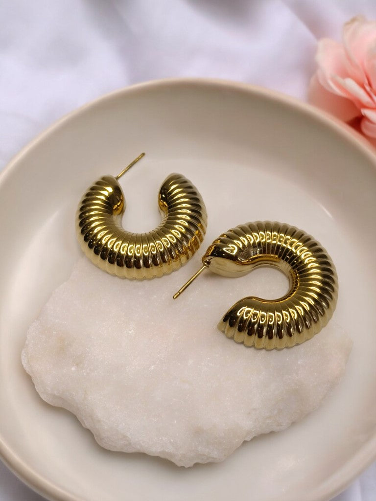 GOLD ROUND LYRA EARRINGS