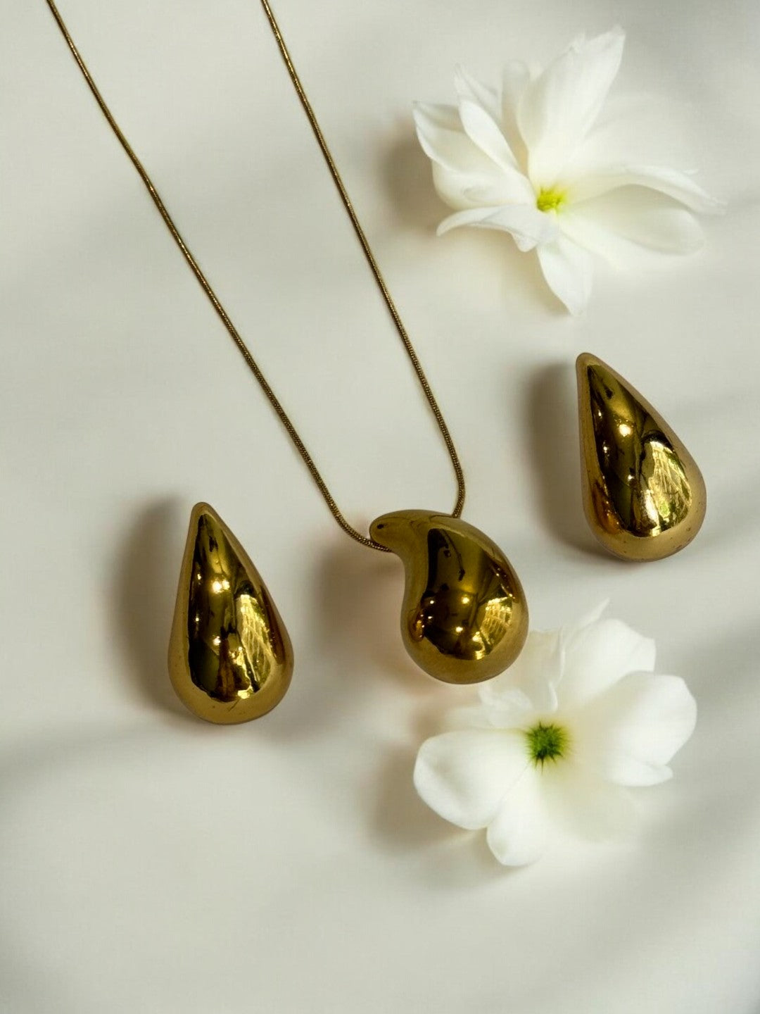 GOLDEN DROP SARNYAA NECKLACE