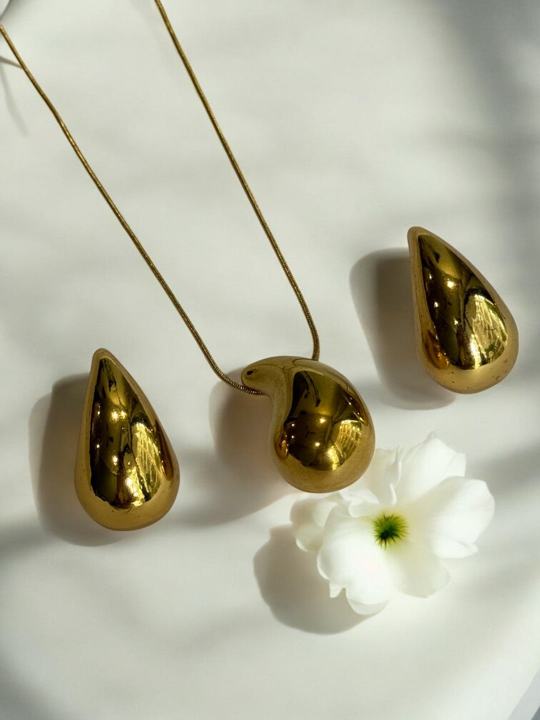 GOLDEN DROP SARNYAA NECKLACE