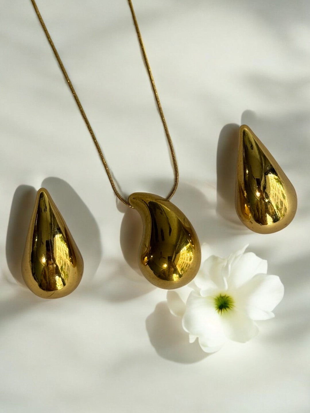 GOLDEN DROP SARNYAA NECKLACE