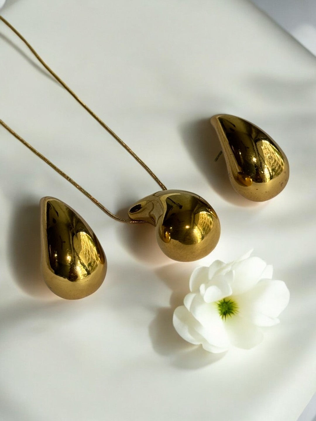 GOLDEN DROP SARNYAA NECKLACE