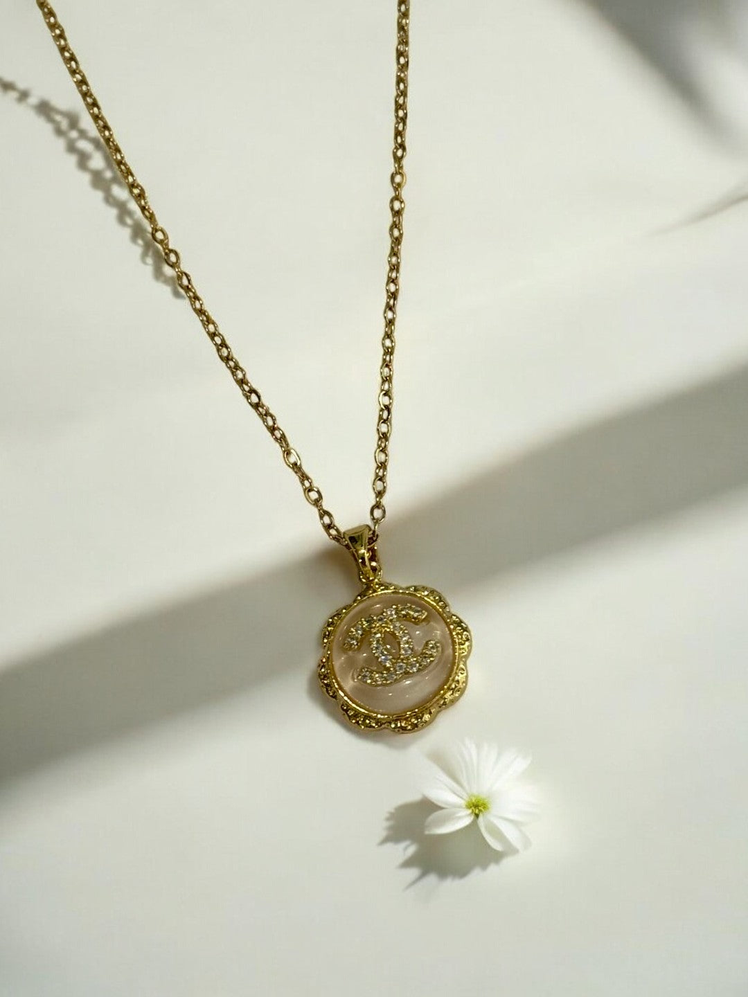 WHITE VANYA NECKLACE