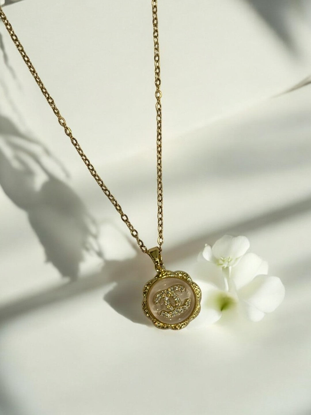 WHITE VANYA NECKLACE
