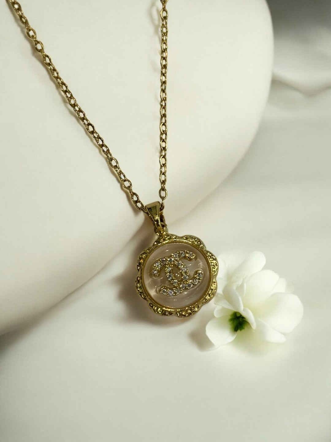 WHITE VANYA NECKLACE