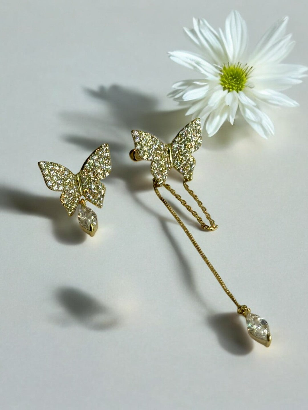 GOLDEN DIAMOND BUTTERFLY APHEAL EAR CUFF