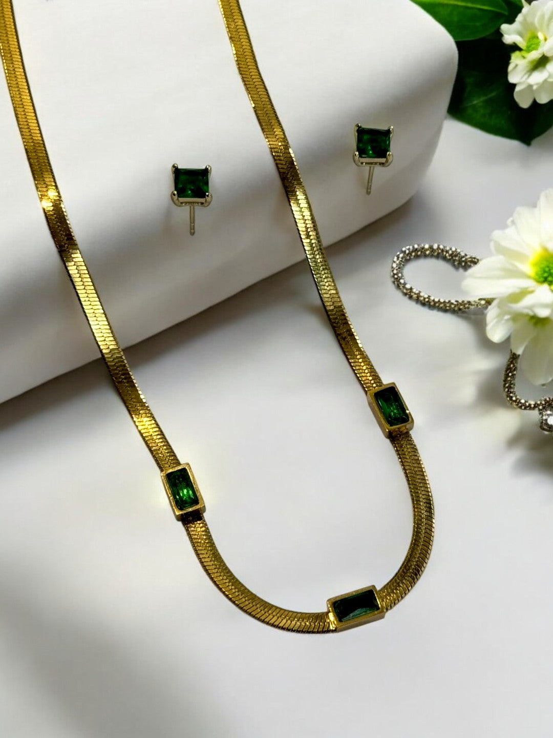 GREEN THREE STONES NECKLACE