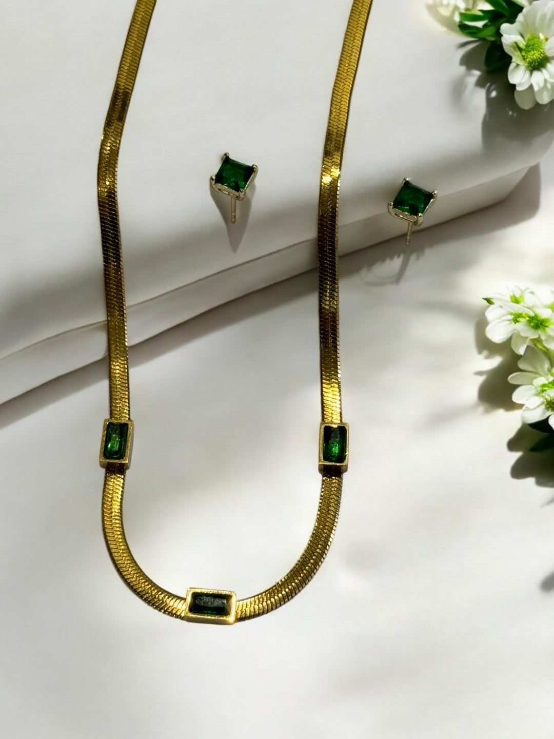 GREEN THREE STONES NECKLACE