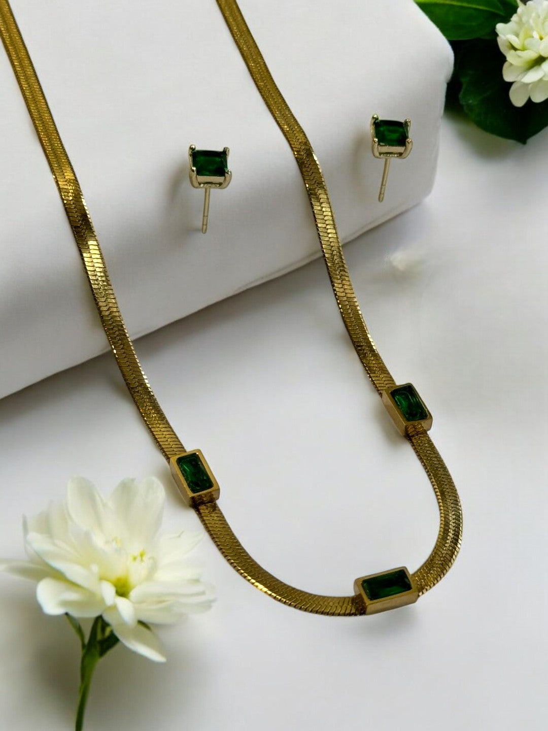 GREEN THREE STONES NECKLACE