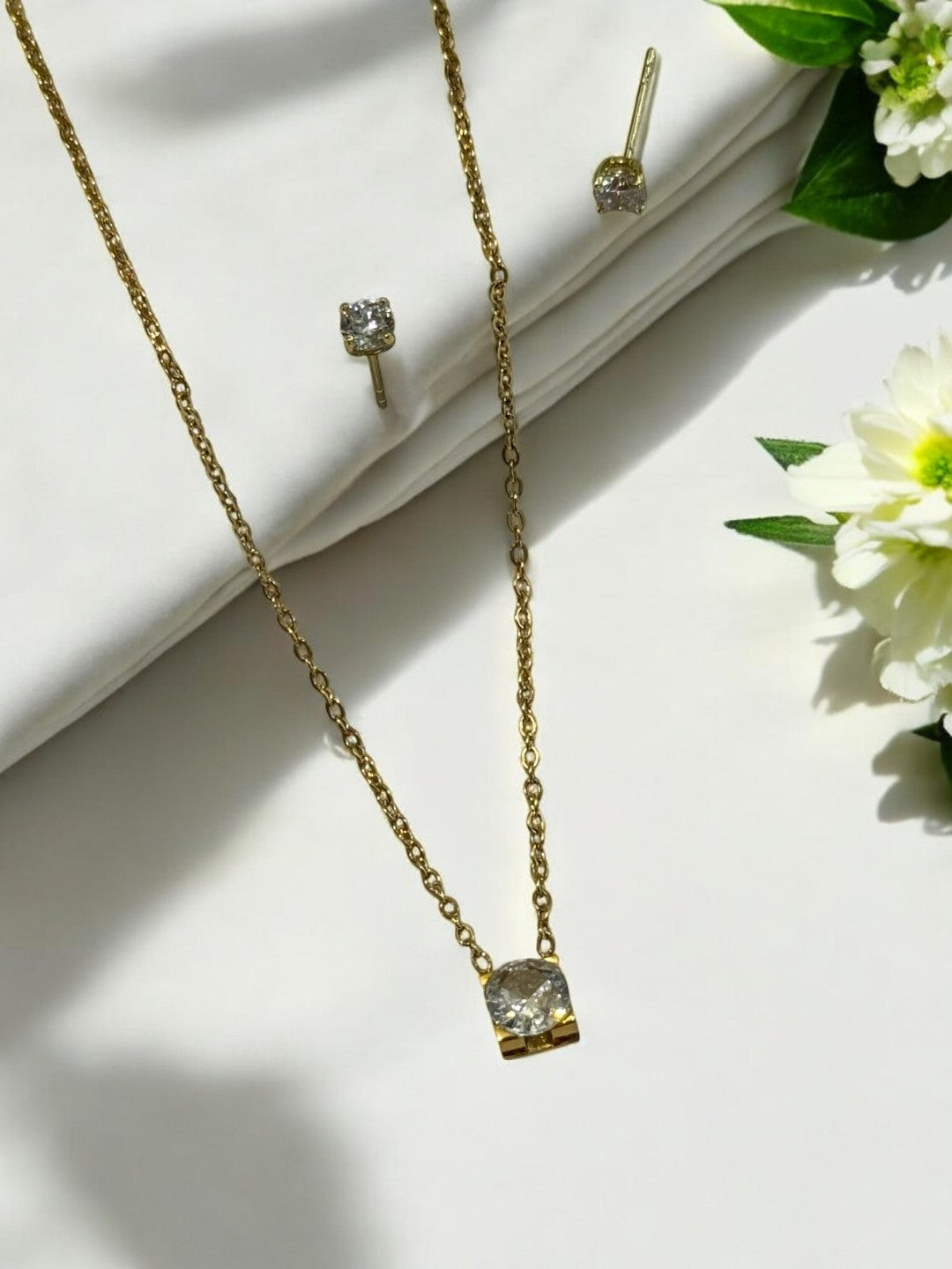 GOLDEN DIAMOND NESSAK NECKLACE