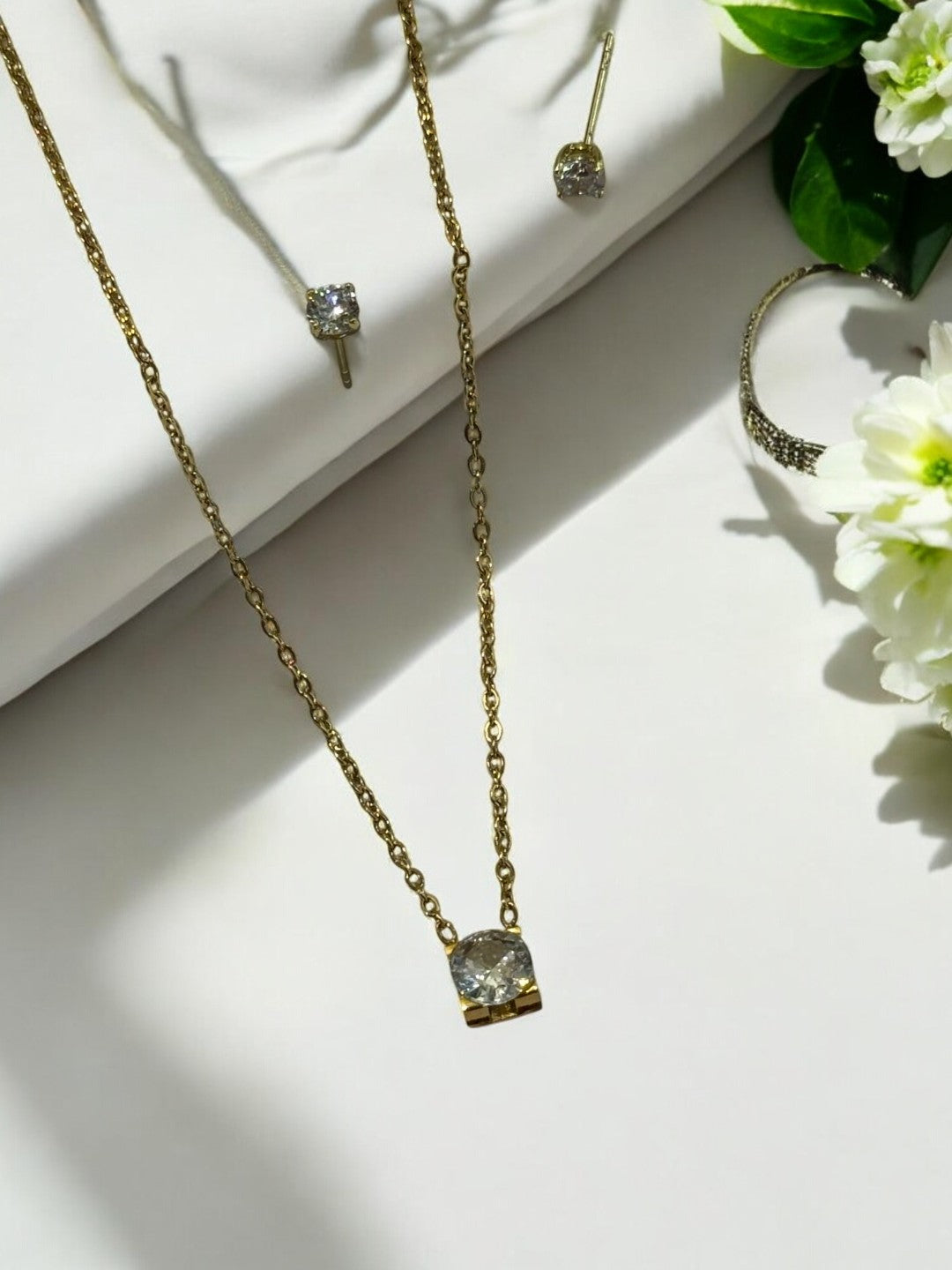 GOLDEN DIAMOND NESSAK NECKLACE
