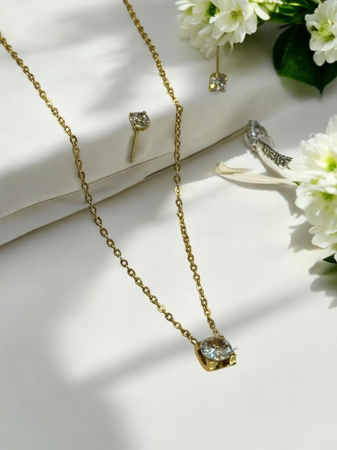 GOLDEN DIAMOND NESSAK NECKLACE