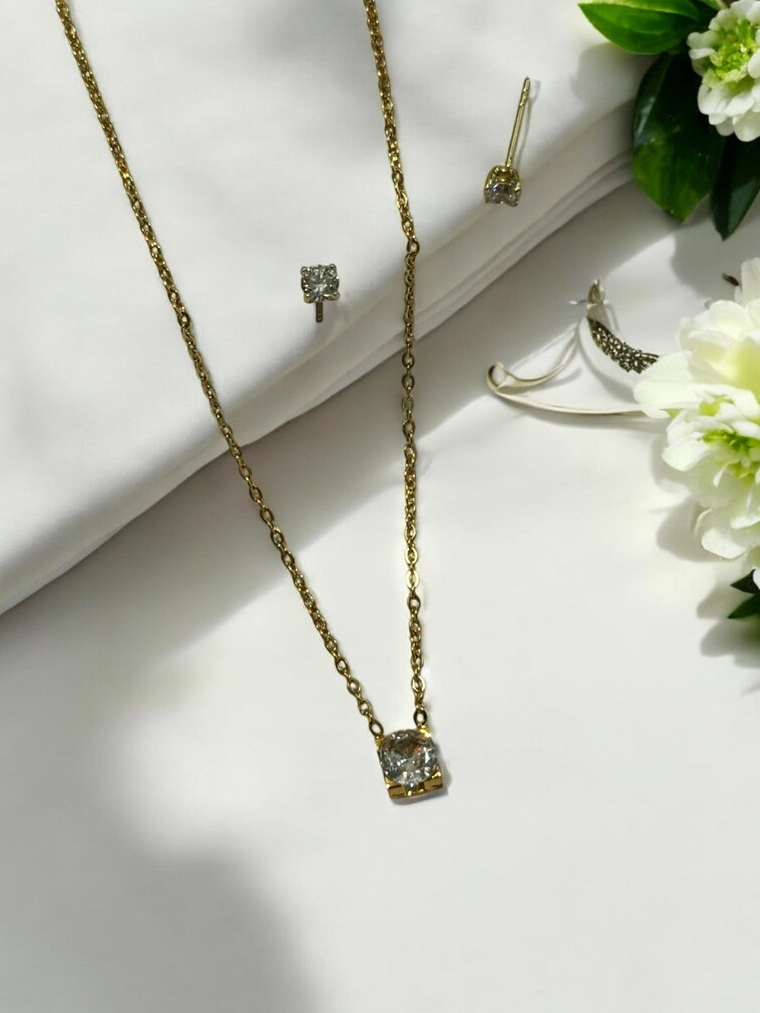 GOLDEN DIAMOND NESSAK NECKLACE