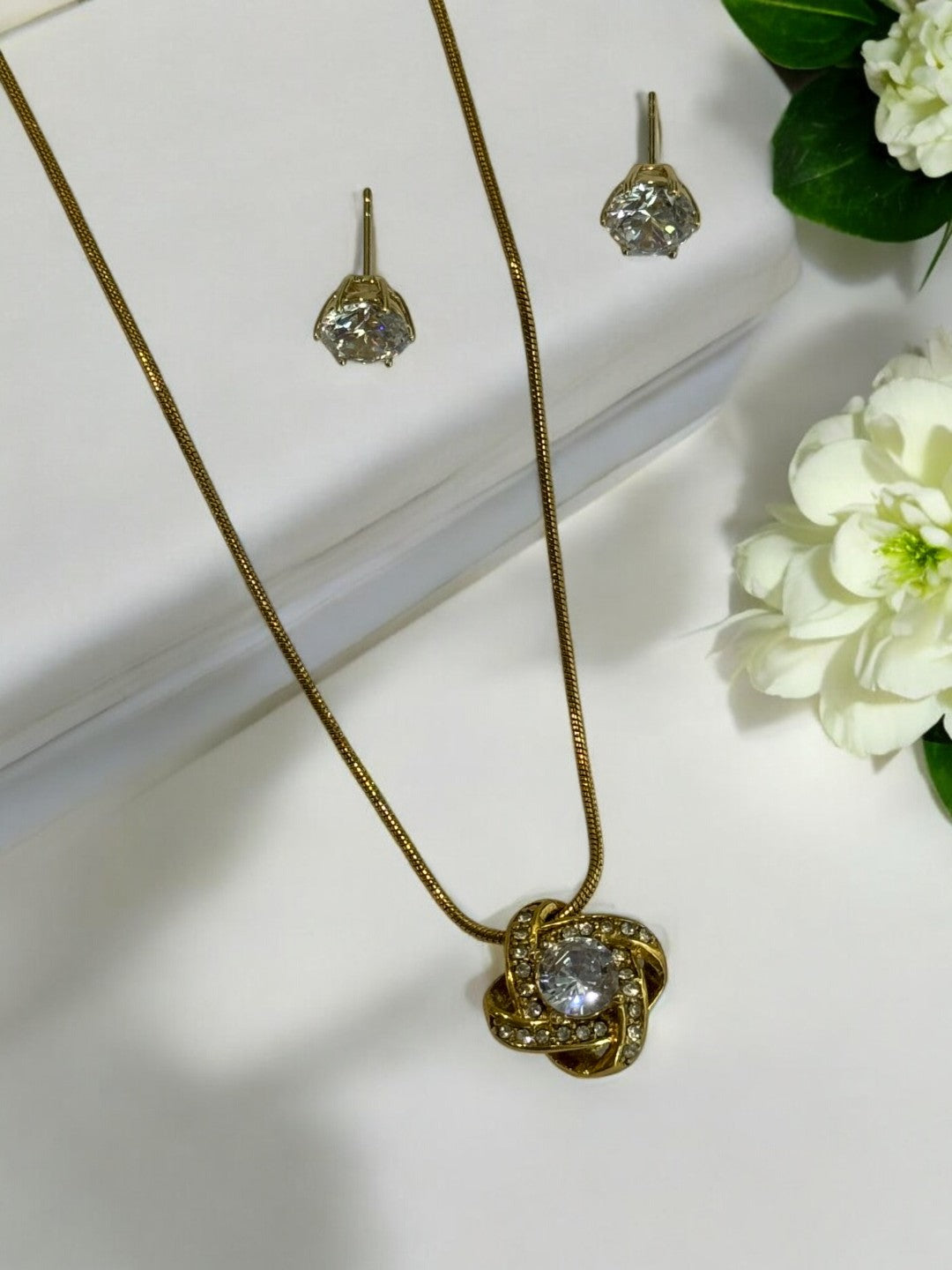 GOLDEN STAR NECKLACE