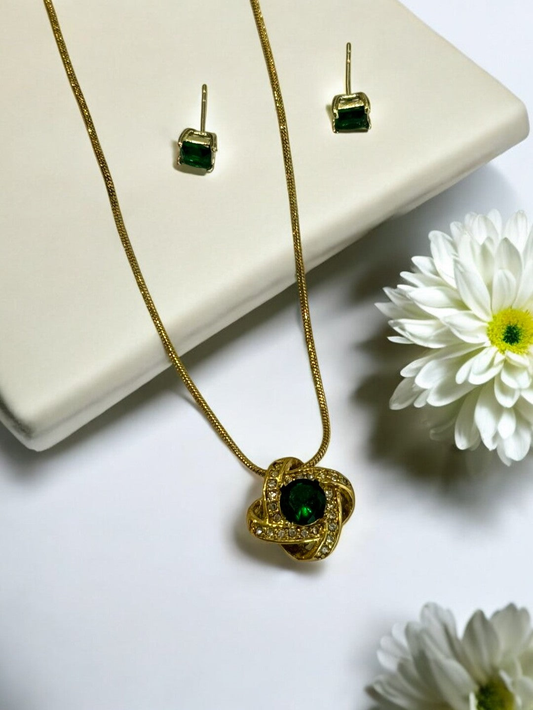 GREEN STAR NECKLACE