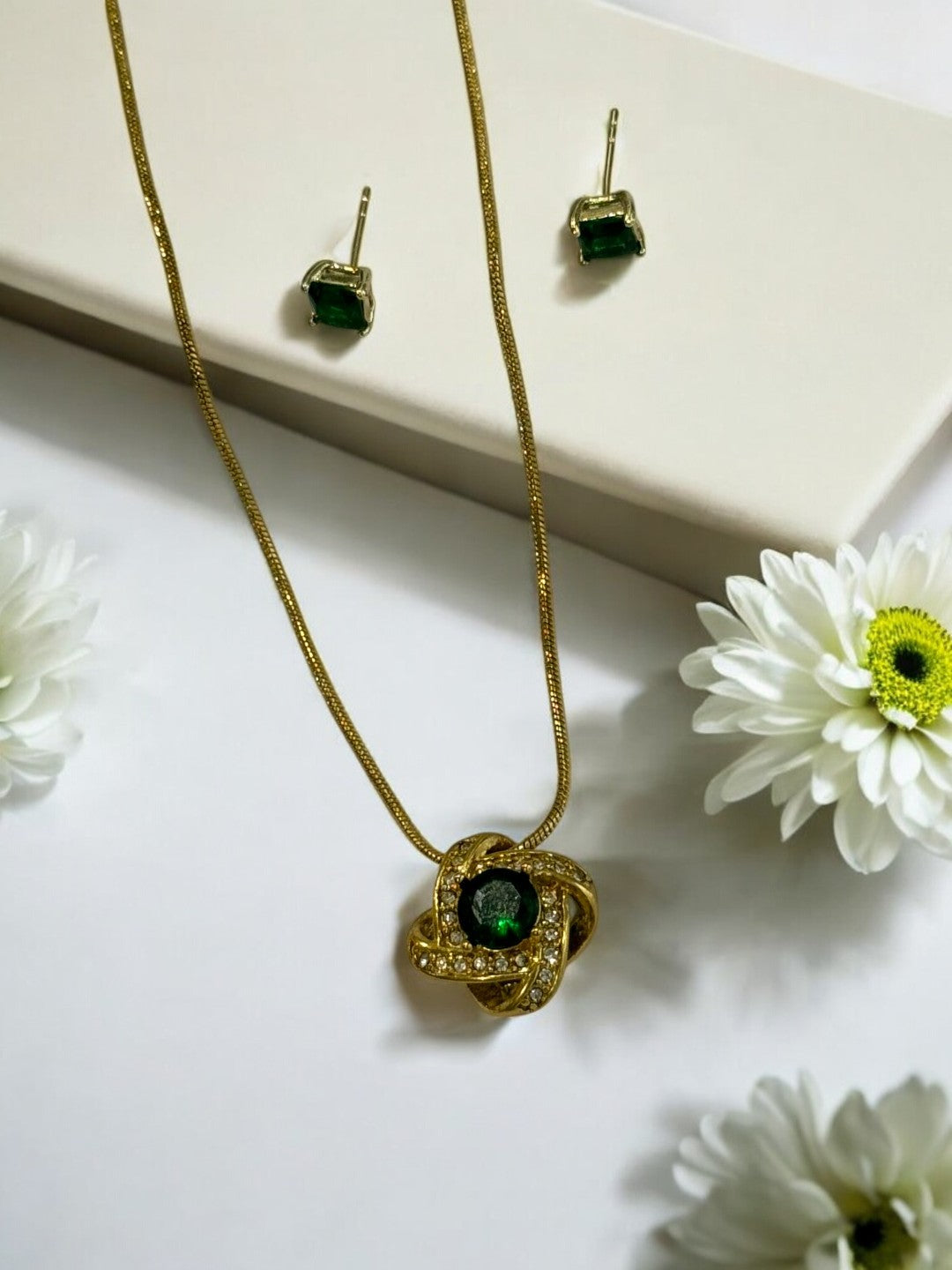 GREEN STAR NECKLACE