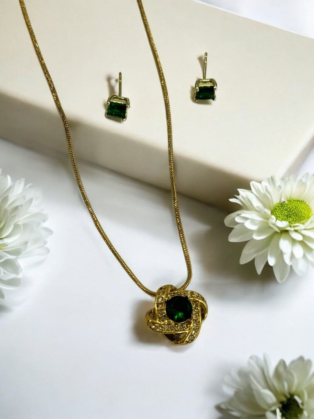 GREEN STAR NECKLACE