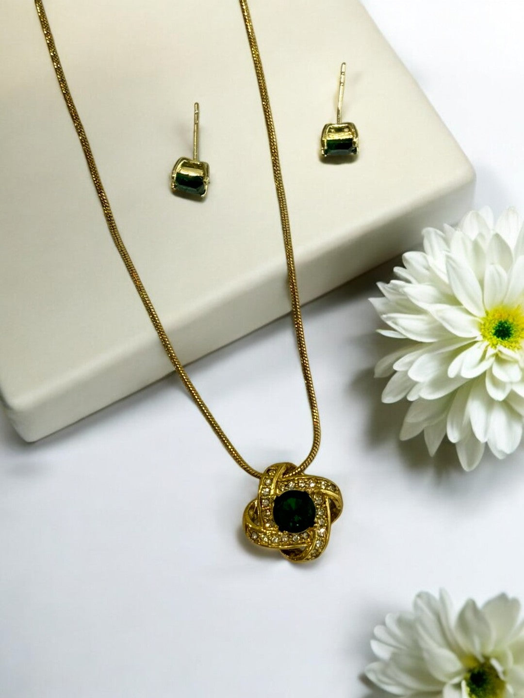 GREEN STAR NECKLACE