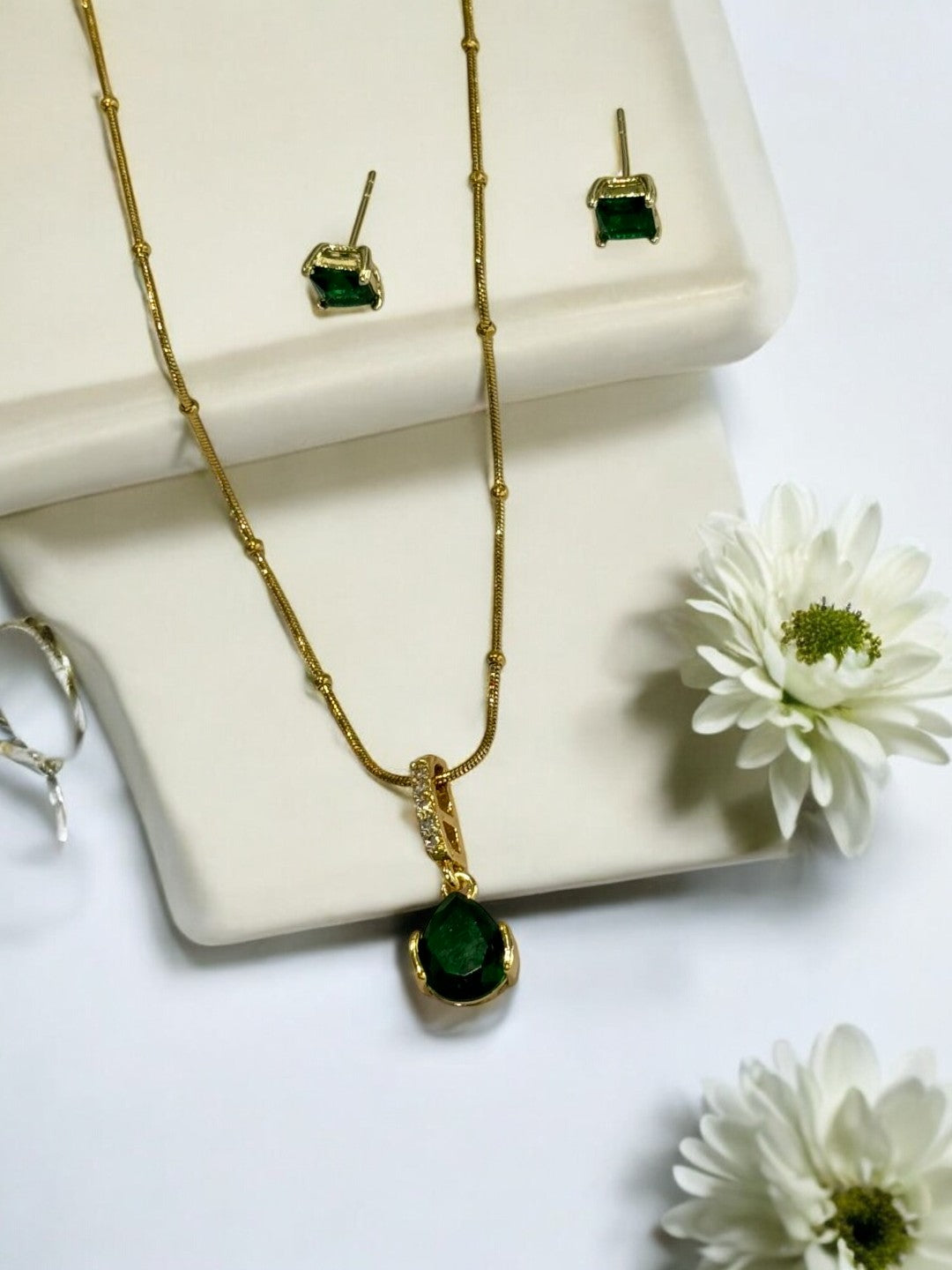 GREEN DROP STONE GENTRY NECKLACE