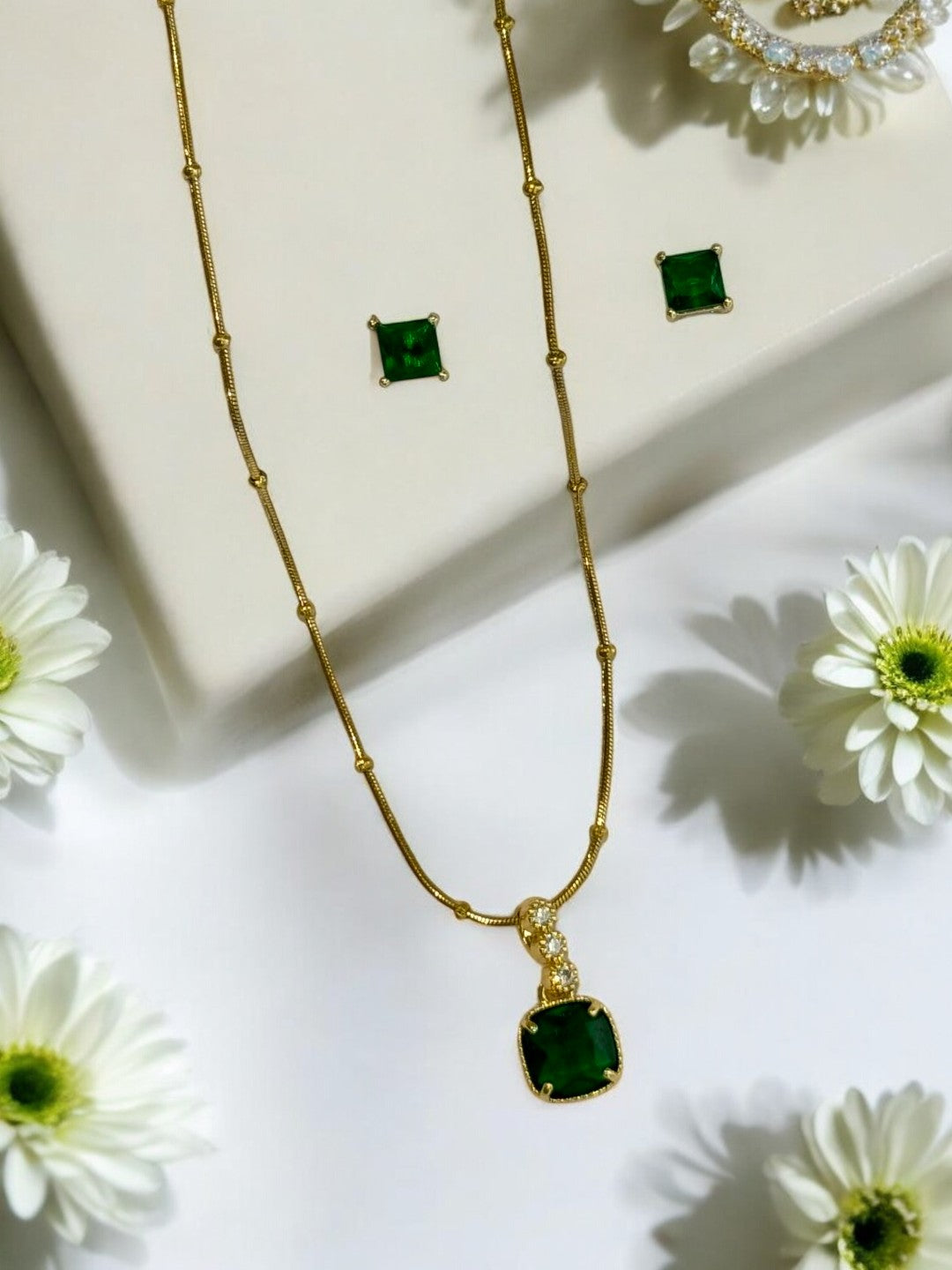 GREEN SQUARE STONE GENTRY NECKLACE