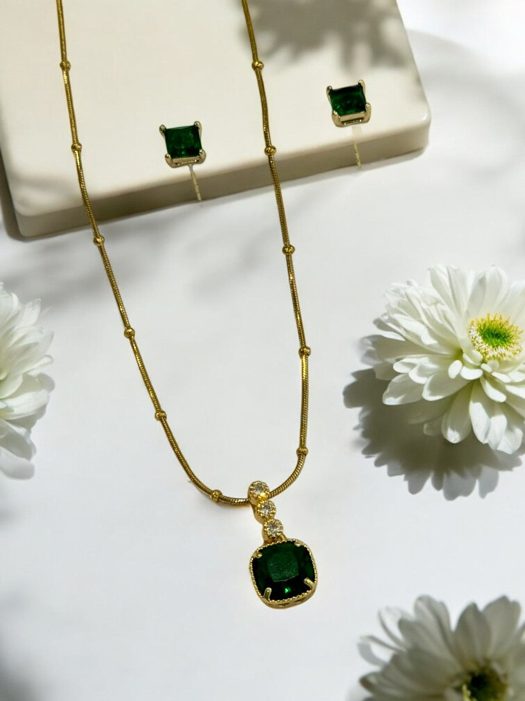 GREEN SQUARE STONE GENTRY NECKLACE