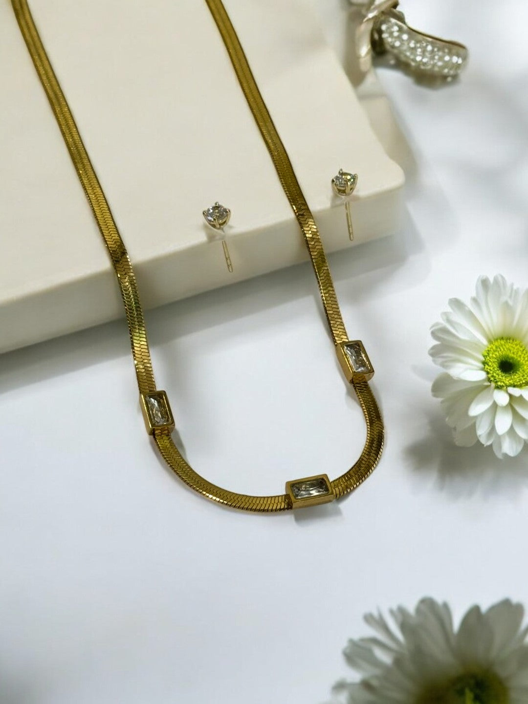GOLDEN THREE STONES NECKLACE